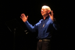 Hervé Herpe interprète des textes sur la coopération